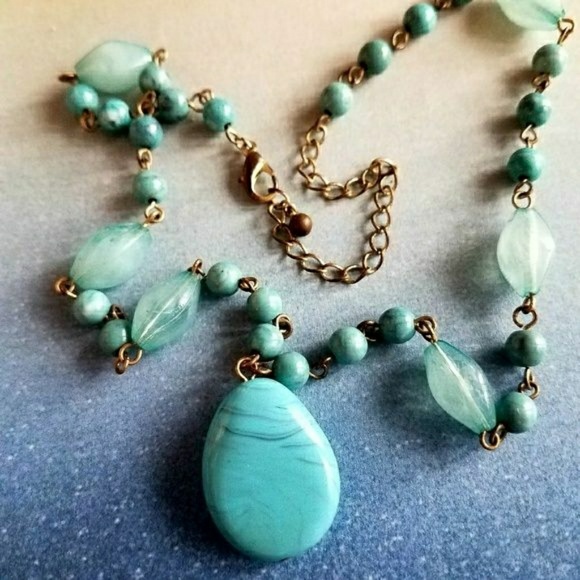 Relisted-Turquoise blue and gold tone necklace - Picture 6 of 7